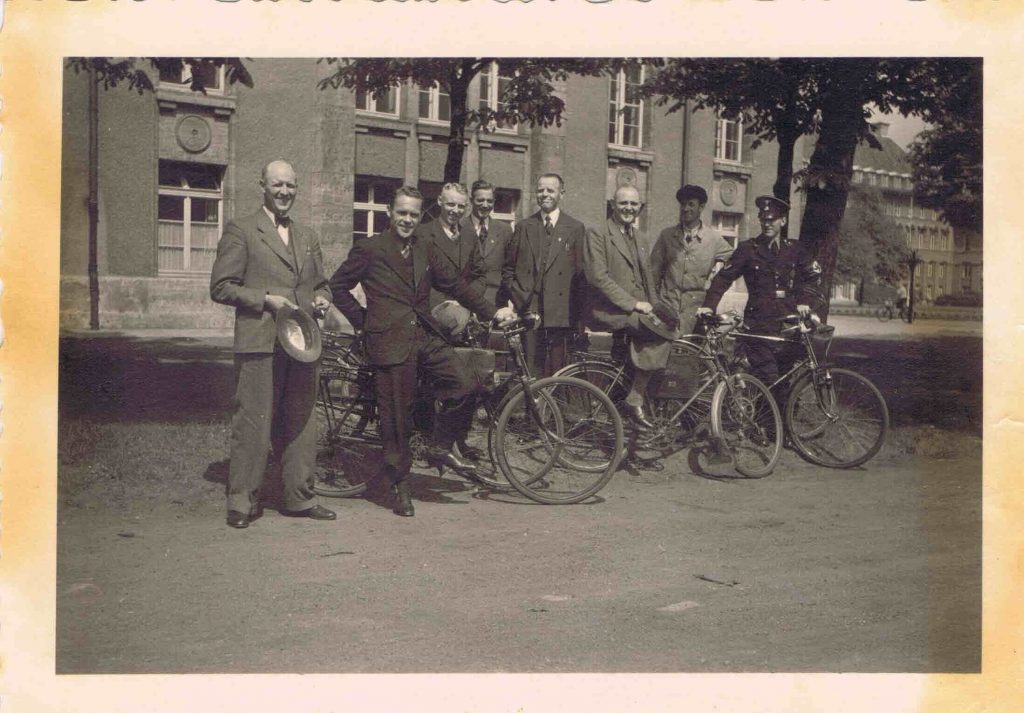 1936 Kriminalsekretär Sievers (links) vor dem Staatsministerium Oldenburg
