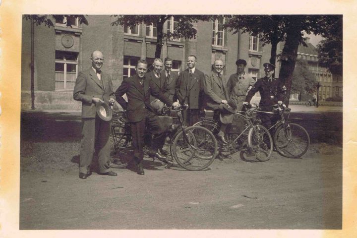1936 Kriminalsekretär Sievers (links) vor dem Staatsministerium Oldenburg