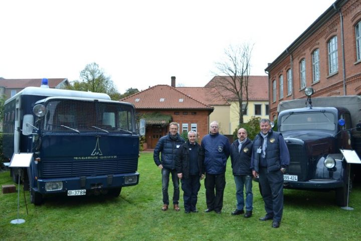 Bernd Maaß (1. v. r.) und sein Team sind mit einem historischen Mannschaftswagen, einem Gefangenentransporter und einem Daimler Benz 170D OTP zum Akademie-Jubiläum angereist.
