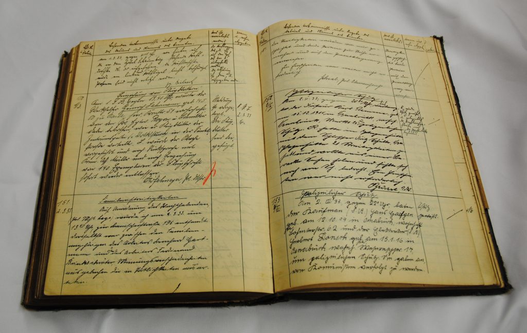 Die Einsatz-Tagebücher wurden handschriftlich geführt.