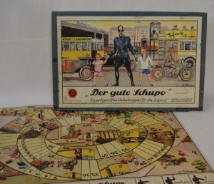 Brettspiel Das Spiel erschien erstmals 1926. Bis in die Fünfzigerjahre wurde es verkauft, mit immer wieder leicht verändertem Cover. 