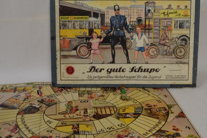 Brettspiel Das Spiel erschien erstmals 1926. Bis in die Fünfzigerjahre wurde es verkauft, mit immer wieder leicht verändertem Cover. 