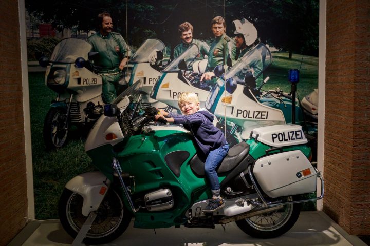 Für große und kleine Besucher*innen steht das BMW-Polizeimotorrad von 1992 für Fotos zur Verfügung